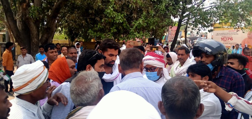 चंदौली में पंचायत चुनाव नामांकन के लिए अदेय प्रमाण पत्र बनवाने वाले उम्मीदवारों से सुविधा शुल्क के नाम पर उसुली जा रही है मोटी रकम, हंगामा चंदौली में पंचायत चुनाव नामांकन के लिए अदेय प्रमाण पत्र बनवाने वाले उम्मीदवारों से सुविधा शुल्क के नाम पर उसुली जा रही है मोटी रकम, हंगामा