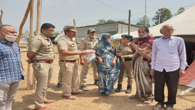 5 साल पहले अर्ध कुंभ में खो गयी थी यूपी की बुजुर्ग महिला, अब महाकुंभ में पुलिस ने परिवार से मिलवाया