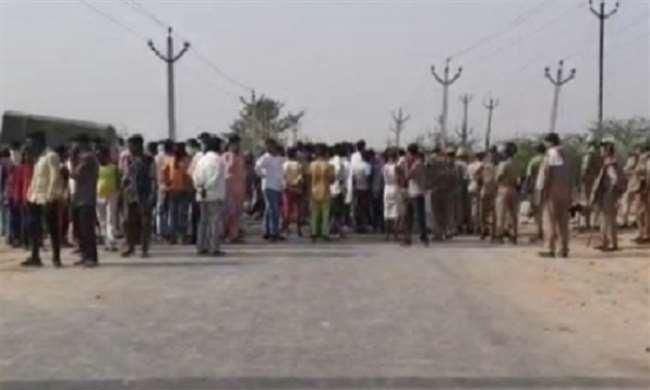 औरैया में सड़क पर बने धार्मिक स्थल हटाने से भड़के धर्म विशेष के लोग, जालौन मार्ग पर लगाया जाम औरैया में सड़क पर बने धार्मिक स्थल हटाने से भड़के धर्म विशेष के लोग, जालौन मार्ग पर लगाया जाम