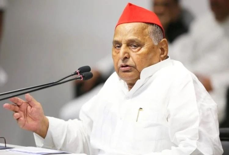 अचानक सपा कार्यालय पहुंचे मुलायम सिंह यादव, अखिलेश यादव से करीब तीन घंटे की चर्चा अचानक सपा कार्यालय पहुंचे मुलायम सिंह यादव, अखिलेश यादव से करीब तीन घंटे की चर्चा