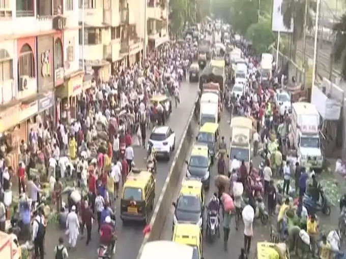 महाराष्ट्र में कोरोना मचा रहा है कहर, लेकिन नहीं मान रहे लोग, दादर मार्केट आज फिर जुटी भीड़ ,  उड़ी नियमों की धज्‍ज‍ियां