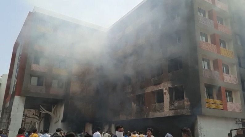 अहमदाबाद के कृष्णानगर इलाके में एक स्कूल में आग लगने की घटना सामने आई है. अंकुर स्कूल में अचानक आग लग गई है. आग में 5 बच्चों के फंसे होने की खबर है. दमकल विभाग की 10 गाड़ियां मौके पर पहुंच चुकी हैं. आग बुझाने की कोशिश जारी है.