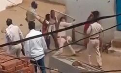 MP खंडवा: कोरोना संक्रमित को पुलिस ने बेरहमी से पीटा, वीडियो वायरल MP खंडवा: कोरोना संक्रमित को पुलिस ने बेरहमी से पीटा, वीडियो वायरल
