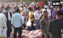 मुरादाबाद: देशभर में कोरोना मामलों में हो रही बढ़ोतरी के बीच लोग सब्ज़ी मंडी में कोरोना नियमों का उल्लंघन करते दिखे।