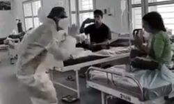 सोचना क्या जो भी होगा देखा जाएगा, कोरोना मरीजों का कुछ इस तरह दिल बहला रहे हैं वॉरियर्स सोचना क्या जो भी होगा देखा जाएगा, कोरोना मरीजों का कुछ इस तरह दिल बहला रहे हैं वॉरियर्स