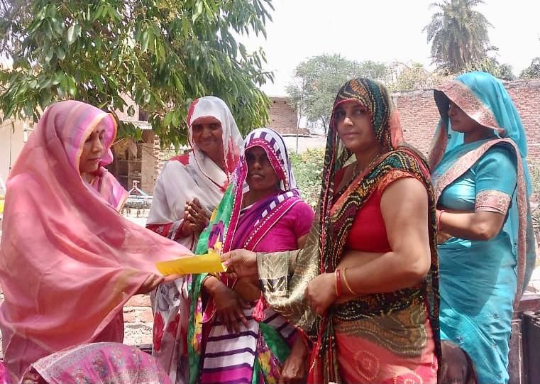 ग्राम पंचायत कुइया में घूंघट की आड़ से निकलकर पति के लिए वोट मांग रही हैं शर्मिला यादव