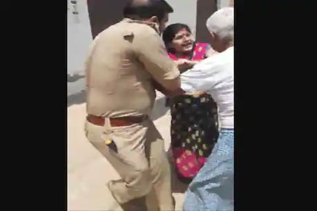 Agra : कर्फ्यू का पालन करा रही पुलिस टीम पर हमला, महिलाओं ने फाड़ी वर्दी
