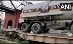 ऑक्सीजन एक्सप्रेस की दूसरी ट्रेन उत्तर प्रदेश की राजधानी लखनऊ पहुंच गई है। यहां से जल्द ही अस्पतालों को ये ऑक्सीजन वितरण की जाएगी। कल झारखंड के बोकारो से लखनऊ के लिए रवाना हुई थी ऑक्सीजन एक्सप्रेस की दूसरी ट्रेन उत्तर प्रदेश की राजधानी लखनऊ पहुंच गई है। यहां से जल्द ही अस्पतालों को ये ऑक्सीजन वितरण की जाएगी। कल झारखंड के बोकारो से लखनऊ के लिए रवाना हुई थी