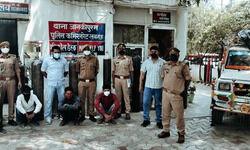 लखनऊ-ऑक्सीजन सिलेंडर की कालाबाजारी करने वाले 3 युवक गिरफ्तार,आरोपियों के पास से 30 लीटर के 12 सिलेंडर बरामद,अस्पताल के लेटरहेड और स्टैम्प भी बरामद,जानकी पुरम पुलिस ने की गिरफ्तारी लखनऊ-ऑक्सीजन सिलेंडर की कालाबाजारी करने वाले 3 युवक गिरफ्तार,आरोपियों के पास से 30 लीटर के 12 सिलेंडर बरामद,अस्पताल के लेटरहेड और स्टैम्प भी बरामद,जानकी पुरम पुलिस ने की गिरफ्तारी