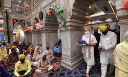 प्रधानमंत्री मोदी ने गुरुद्वारा श्री शीश गंज साहिब में टेका मत्था, की प्रार्थना प्रधानमंत्री मोदी ने गुरुद्वारा श्री शीश गंज साहिब में टेका मत्था, की प्रार्थना