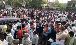 हाथरस में त्रिस्तरीय पंचायत चुनाव की मतगणना को लेकर सुबह से ही मतगणना केंद्रों पर भीड़ उमड़ पड़ी। इस दौरान सोशल डिस्टेंसिंग की धज्जियां उड़ गईं। कोविड के नियमों का कोई पालन नहीं हुआ। हाथरस में त्रिस्तरीय पंचायत चुनाव की मतगणना को लेकर सुबह से ही मतगणना केंद्रों पर भीड़ उमड़ पड़ी। इस दौरान सोशल डिस्टेंसिंग की धज्जियां उड़ गईं। कोविड के नियमों का कोई पालन नहीं हुआ।