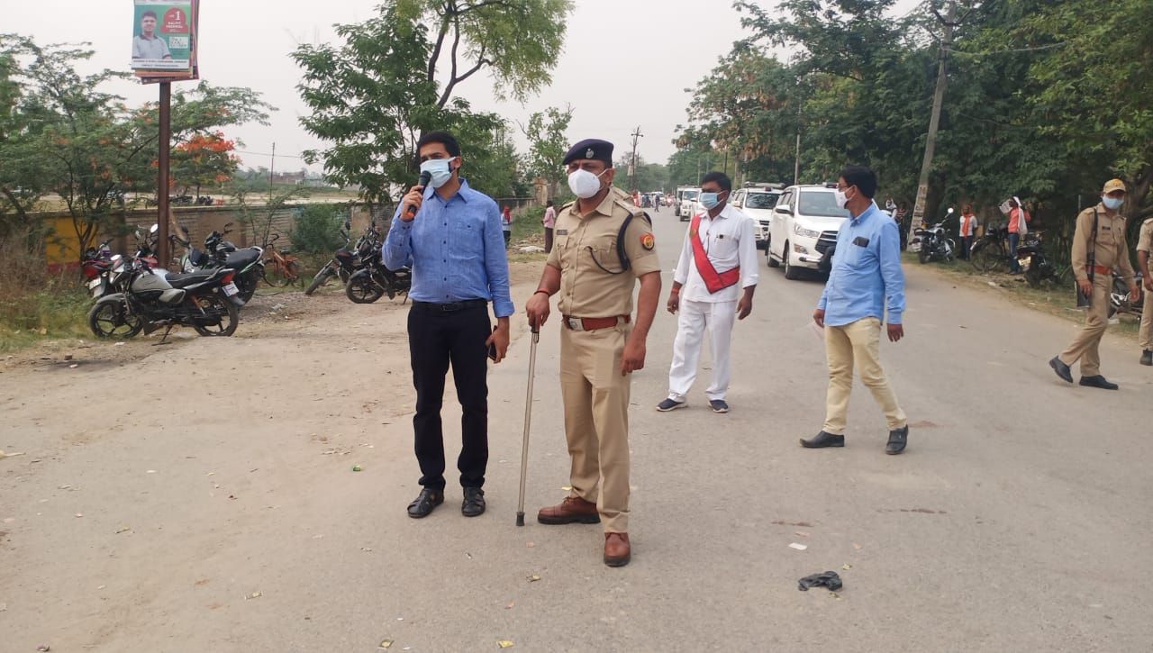 चंदौली : मतगणना स्थल पर... देखिए जब COVID प्रोटोकाल का पालन कराने को डीएम व एसपी खुद उतरे मैदान में... चंदौली : मतगणना स्थल पर... देखिए जब COVID प्रोटोकाल का पालन कराने को डीएम व एसपी खुद उतरे मैदान में...