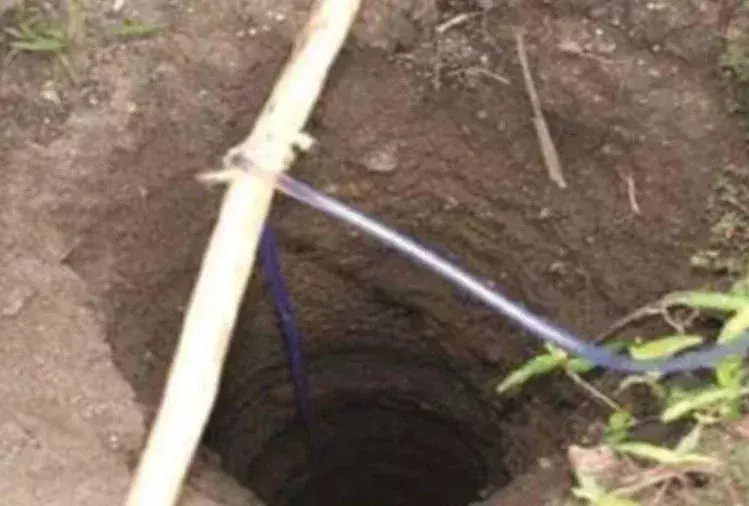 रेस्कयू ऑपरेशन में जब सरकारी मशीनरी ने अपने हाथ खड़े कर दिए, तमाम विशेषज्ञ थक-हार कर बैठ गए तब काम आया जुगाड़ और माधाराम ने बोरवेल से निकाला मासूम को रेस्कयू ऑपरेशन में जब सरकारी मशीनरी ने अपने हाथ खड़े कर दिए, तमाम विशेषज्ञ थक-हार कर बैठ गए तब काम आया जुगाड़ और माधाराम ने बोरवेल से निकाला मासूम को