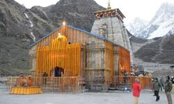 शुभ मुहूर्त में खुले कपाट, पीएम मोदी के नाम से हुई पहली पूजा, सिर्फ तीर्थ पुरोहित हुए शामिल