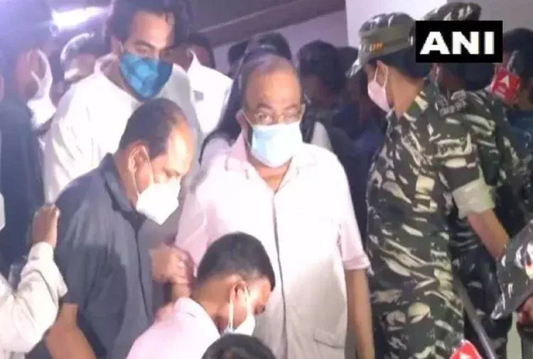 हाईकोर्ट ने टीएमसी नेताओं की जमानत पर लगाई रोक, भेजे गए जेल हाईकोर्ट ने टीएमसी नेताओं की जमानत पर लगाई रोक, भेजे गए जेल