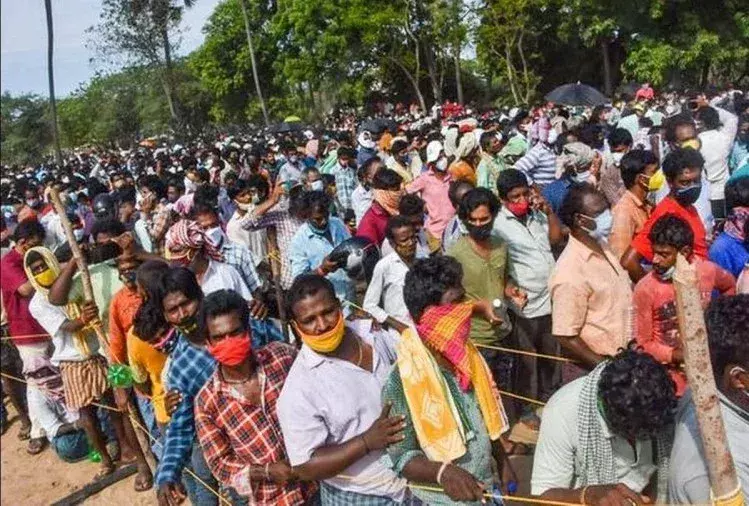 आंध्र प्रदेश: कोरोना की चमत्कारी दवा के लिए उमड़ी भीड़, कोविड नियमों की जमकर धज्जियां उड़ाईं गईं आंध्र प्रदेश: कोरोना की चमत्कारी दवा के लिए उमड़ी भीड़, कोविड नियमों की जमकर धज्जियां उड़ाईं गईं