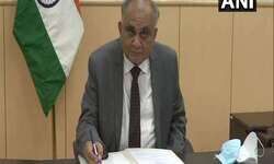 यूपी के पूर्व मुख्य सचिव अनूप चंद्र पाण्डेय ने संभाला देश के नए निर्वाचन आयुक्त का कार्यभार