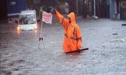 मुंबई में भारी बारिश से रेलवे ट्रैक डूबे, 5 दिन का अलर्ट जारी