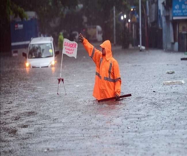 मुंबई में भारी बारिश से रेलवे ट्रैक डूबे, 5 दिन का अलर्ट जारी