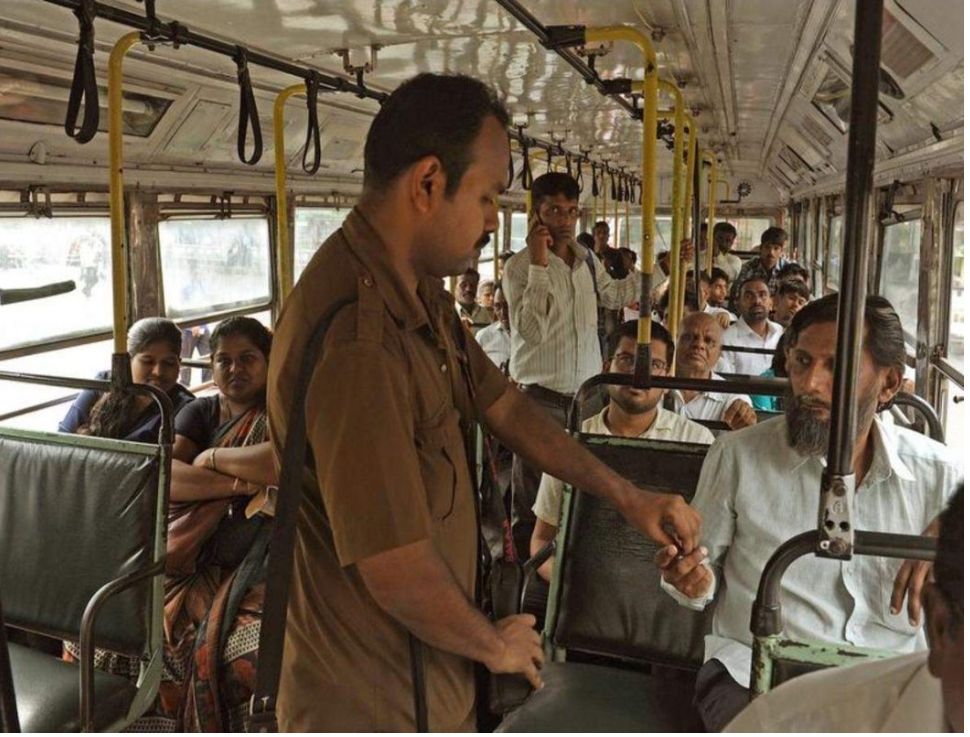 सवारी गाड़ियों के मनमाना किराया वसूली से यात्रियों से आये दिन होती है तू तू मयमय,रोडवेज बसे चलाने की किया मांग... सवारी गाड़ियों के मनमाना किराया वसूली से यात्रियों से आये दिन होती है तू तू मयमय,रोडवेज बसे चलाने की किया मांग...