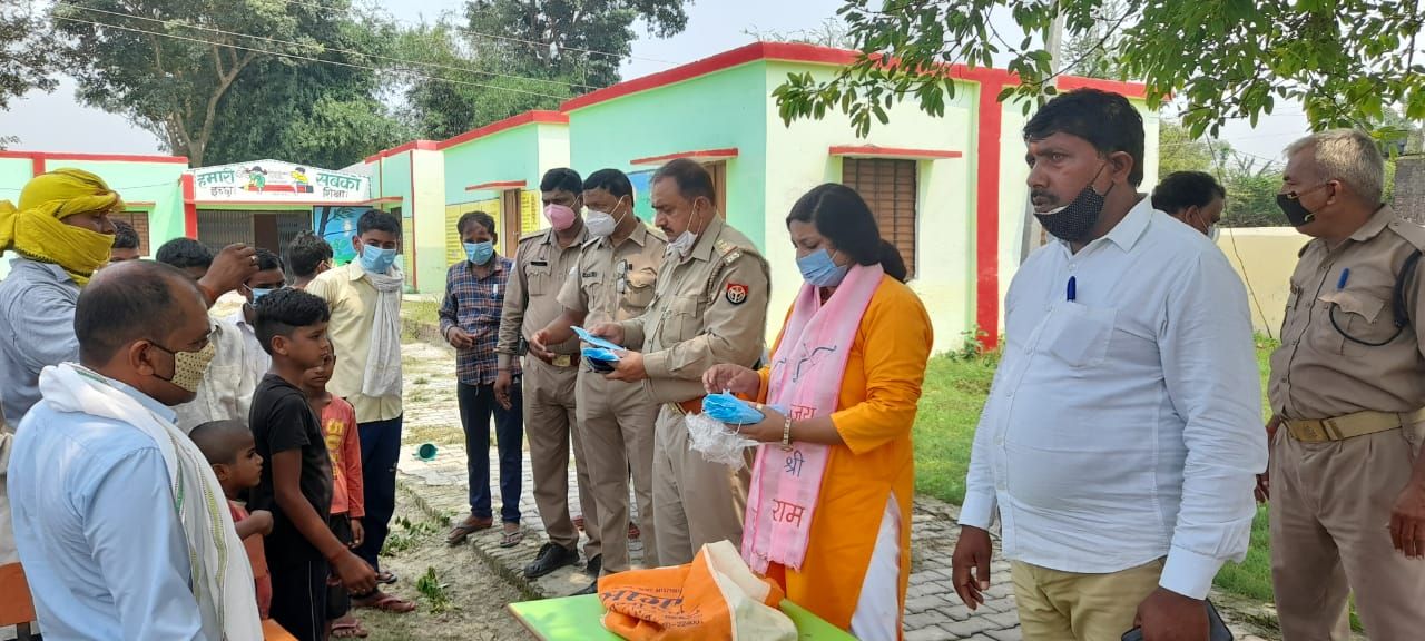 अयोध्या कोतवाल ने तिहुरा मांझा गांव को लिया गोद