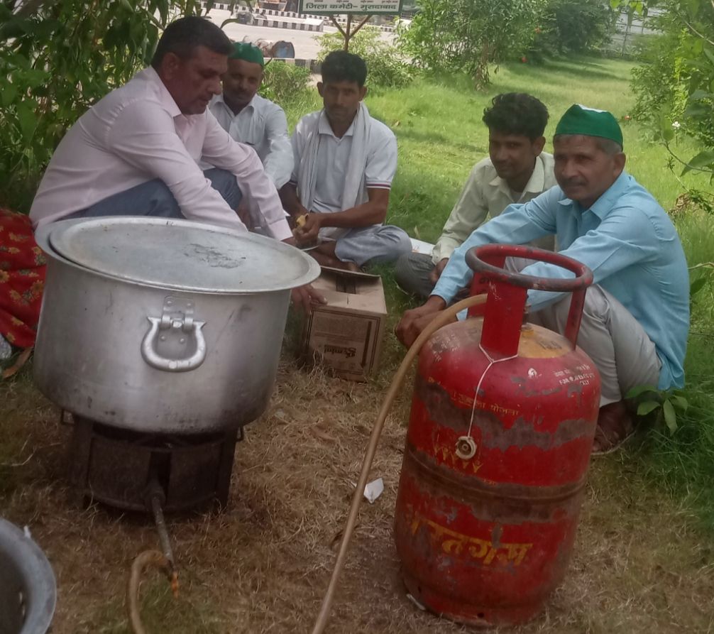 इब्राहिमपुर टोल प्लाजा पर 16वें दिन भी जारी रहा किसानों का धरना