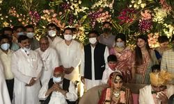 इटावा : सैफई में स्टेज पर यादव परिवार दिखा एक साथ, शिवपाल और अखिलेश मंच पर दिखे एक साथ। इटावा : सैफई में स्टेज पर यादव परिवार दिखा एक साथ, शिवपाल और अखिलेश मंच पर दिखे एक साथ।