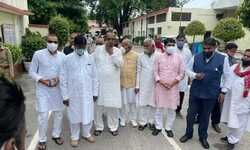 सीतापुर जिला मुख्यालय पर समाजवादी पार्टी प्रतिनिधि मंडल ने जिलाधिकारी/पुलिस अधीक्षक को जिला पंचायत चुनाव के सम्बंध में ज्ञापन सौंपा । उन्होंने सपा के चुने गए जिला पंचायत सदस्यों के लगातार हो रहे उत्पीड़न को रोकने की मांग की सीतापुर जिला मुख्यालय पर समाजवादी पार्टी प्रतिनिधि मंडल ने जिलाधिकारी/पुलिस अधीक्षक को जिला पंचायत चुनाव के सम्बंध में ज्ञापन सौंपा । उन्होंने सपा के चुने गए जिला पंचायत सदस्यों के लगातार हो रहे उत्पीड़न को रोकने की मांग की