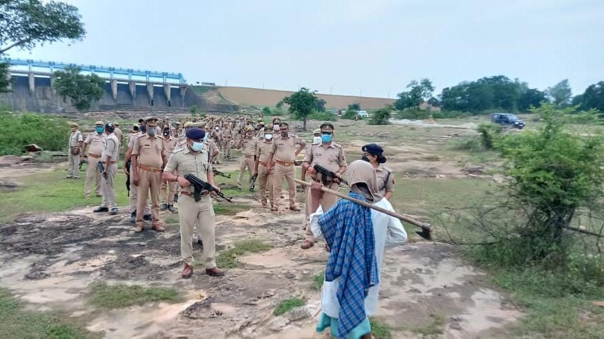 चंदौली : आतंकी कनेक्शन के मद्देनजर महकमा अलर्ट ! एसपी के नेतृत्व में जंगलों में की गई कांबिंग... चंदौली : आतंकी कनेक्शन के मद्देनजर महकमा अलर्ट ! एसपी के नेतृत्व में जंगलों में की गई कांबिंग...