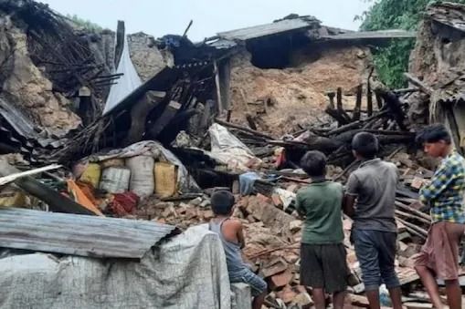 मऊ: बारिश में गिरा कच्चा मकान, 2 की मौत, 4 गंभीर मऊ: बारिश में गिरा कच्चा मकान, 2 की मौत, 4 गंभीर