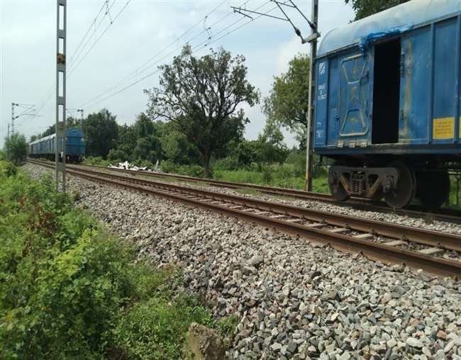 जौनपुर - सिंगरामऊ में चलती मालगाड़ी के हो गए दो हिस्से, ग्रामीणों के शोर मचाने पर चालक ने रोकी ट्रेन