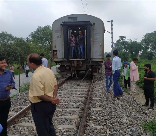 गाजीपुर -कपलिंग टूटने से दो हिस्‍सों में बंट गई सारनाथ एक्सप्रेस