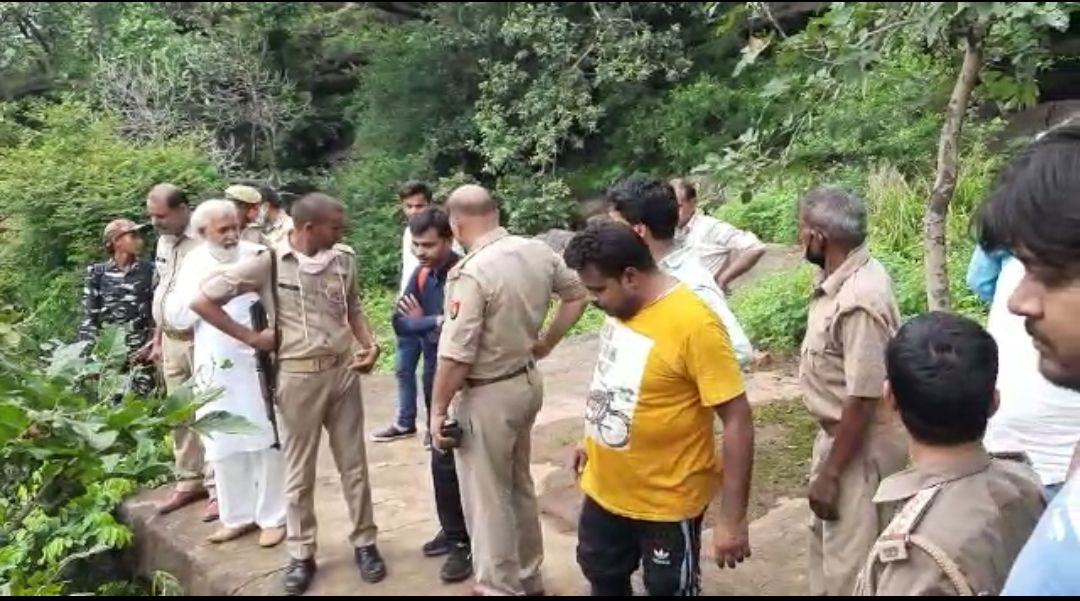 24 घंटे की कड़ी मशक्कत के पश्चात निकाला गया राज दरी जलप्रपात में डूबे युवक का शव , वन विभाग और पुलिस की संवेदनहीनता हुई उजागर... 24 घंटे की कड़ी मशक्कत के पश्चात निकाला गया राज दरी जलप्रपात में डूबे युवक का शव , वन विभाग और पुलिस की संवेदनहीनता हुई उजागर...