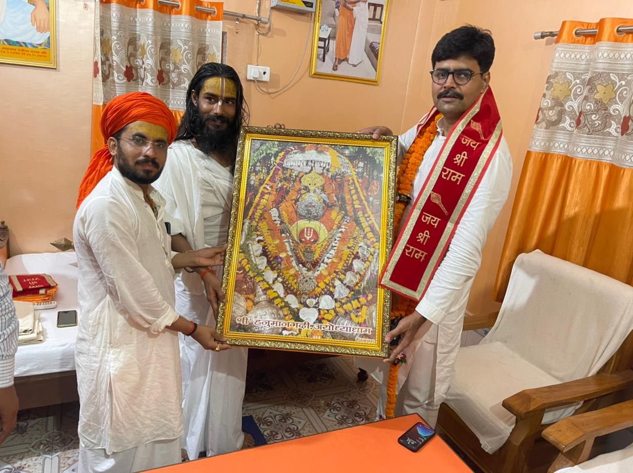 हनुमानगढ़ी के महंत कल्याणदास से पूर्व विधायक अभय सिंह ने लिया आशीर्वाद हनुमानगढ़ी के महंत कल्याणदास से पूर्व विधायक अभय सिंह ने लिया आशीर्वाद