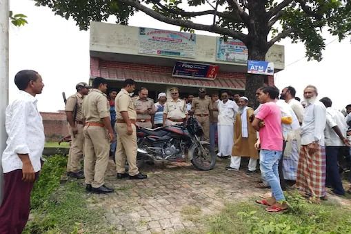 आजमगढ़ -जनसेवा केंद्र में लूट के बाद बदमाशाें ने युवक को मारी गोली, हालत गंभीर
