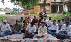 चंदौली- विधायक के तानाशाही रवैया को लेकर जिले भर के पत्रकारों में आक्रोश, धरना स्थल पर बैठे आक्रोशित पत्रकार, खबर चलाने से तिलमिलाए चकिया विधायक ने एससी-एसटी के तहत दो पत्रकारों पर दर्ज कराया हैं मुकदमा,पुलिस ने भी बाकायदा सत्ताधारी विधायक का दिया था साथ