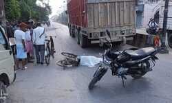 वाराणसी -सारनाथ थाना क्षेत्र के पुराना आरटीओ के समीप वाहन से कुचलकर मवइयां निवासी वृद्ध हीरालाल यादव 60 की मौत ।ट्रक मय चालक के पुलिस ने कब्जे में लिया।मौके पर पहुँचे चौकी।प्रभारी शुरू की आवश्यक कार्यवाही।