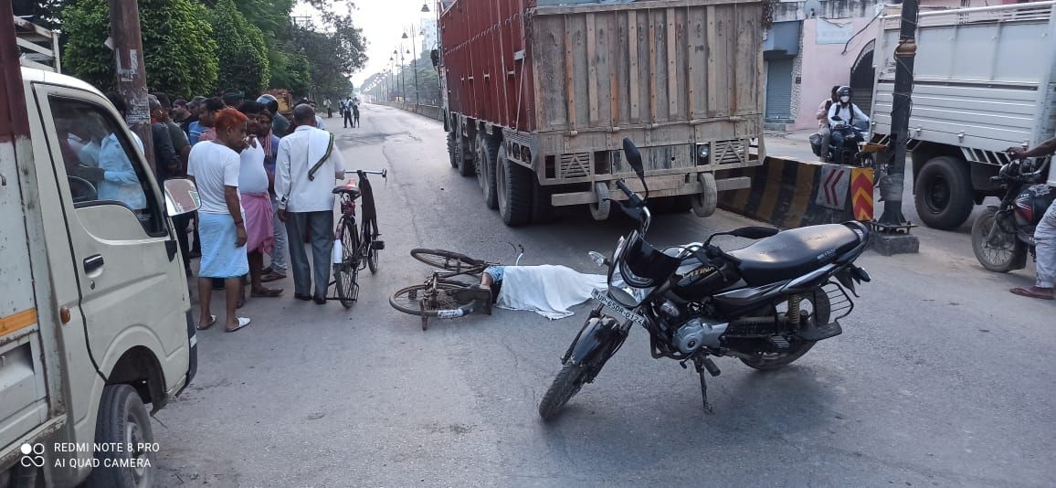 वाराणसी -सारनाथ थाना क्षेत्र के पुराना आरटीओ के समीप वाहन से कुचलकर मवइयां निवासी वृद्ध हीरालाल यादव 60 की मौत ।ट्रक मय चालक के पुलिस ने कब्जे में लिया।मौके पर पहुँचे चौकी।प्रभारी शुरू की आवश्यक कार्यवाही।