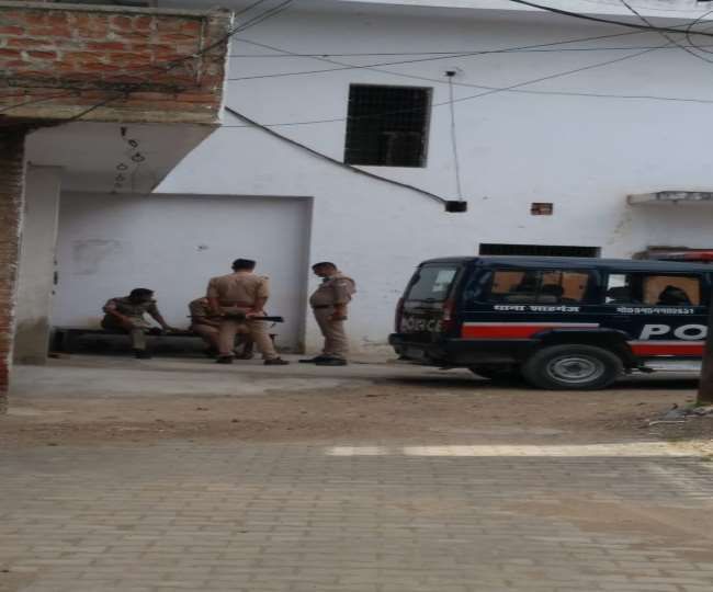 प्रयागराज : एटीएस की छापेमारी, मदरसा संचालक के परिवार से पूछताछ प्रयागराज : एटीएस की छापेमारी, मदरसा संचालक के परिवार से पूछताछ