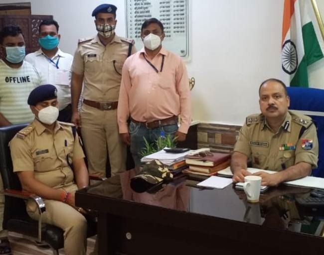 पीडीडीयु जंक्शन पर ई - टिकट साफ्टवेयर बेचने वाले बड़े गिरोह का पर्दाफाश, वाराणसी व छपरा के दो सरगना गिरफ्तार... पीडीडीयु जंक्शन पर ई - टिकट साफ्टवेयर बेचने वाले बड़े गिरोह का पर्दाफाश, वाराणसी व छपरा के दो सरगना गिरफ्तार...