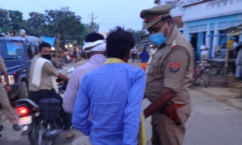 चंदौली : एसपी के निर्देश पर जनपद पुलिस ने चलाया सघन चेकिंग अभियान, किया पैदल मार्च... चंदौली : एसपी के निर्देश पर जनपद पुलिस ने चलाया सघन चेकिंग अभियान, किया पैदल मार्च...