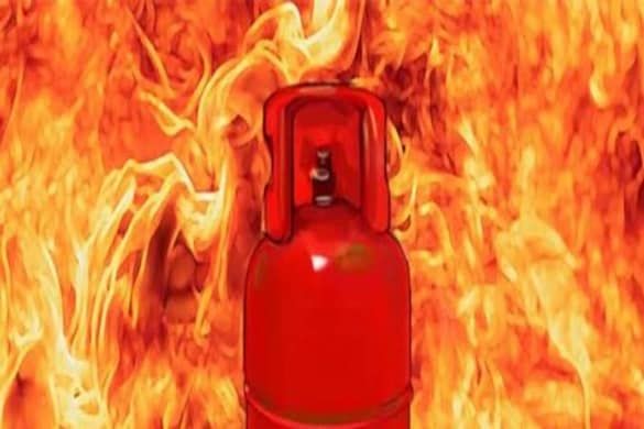 आजमगढ़ में खाना बनाते समय फटा गैस सिलेंडर, मलबे में तबदील हुए 2 मकान, 14 लोग घायल, रेस्क्यू जारी आजमगढ़ में खाना बनाते समय फटा गैस सिलेंडर, मलबे में तबदील हुए 2 मकान, 14 लोग घायल, रेस्क्यू जारी