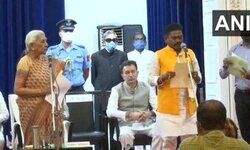 योगी कैबिनेट का विस्तार रविवार को हो गया. इसमें जिन चेहरों को जगह मिली है, उसमें जितिन प्रसाद, संगीता बिंद, छत्रपाल गंगवार, पलटू राम, दिनेश खटीक, संजीव कुमार गोंड और धर्मवीर प्रजापति का नाम शामिल है.