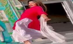 मंदिर के गेट पर चप्पल पहनकर युवती थिरकी, वीडियो वायरल होने पर खड़ा हुआ बवाल मंदिर के गेट पर चप्पल पहनकर युवती थिरकी, वीडियो वायरल होने पर खड़ा हुआ बवाल