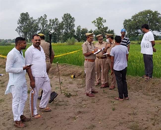 Lovers Suicide: भतीजे का मौसी के साथ चल रहा था प्रेम प्रसंग, सुबह खेत में मिले दोनों के शव Lovers Suicide: भतीजे का मौसी के साथ चल रहा था प्रेम प्रसंग, सुबह खेत में मिले दोनों के शव