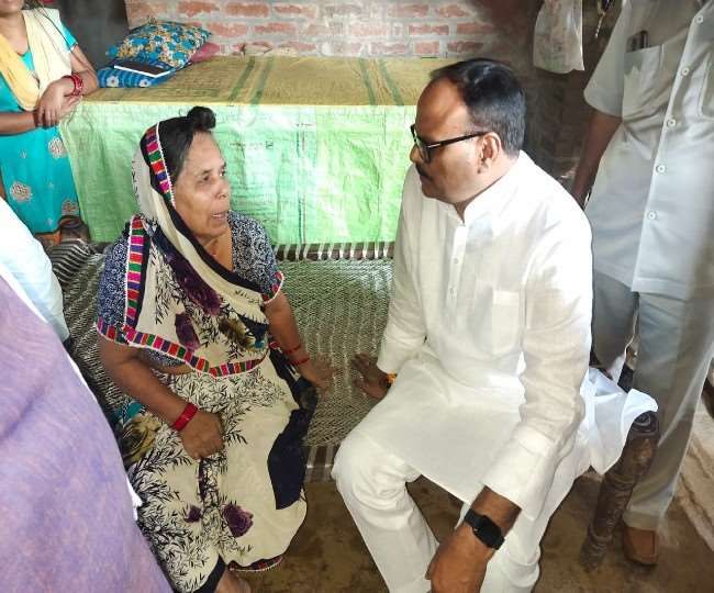 कानून मंत्री ब्रजेश पाठक पहुंचे लखीमपुर, हिंसा में मारे गए ड्राइवर हरिओम मिश्रा की मां को बंधाया ढाढस कानून मंत्री ब्रजेश पाठक पहुंचे लखीमपुर, हिंसा में मारे गए ड्राइवर हरिओम मिश्रा की मां को बंधाया ढाढस