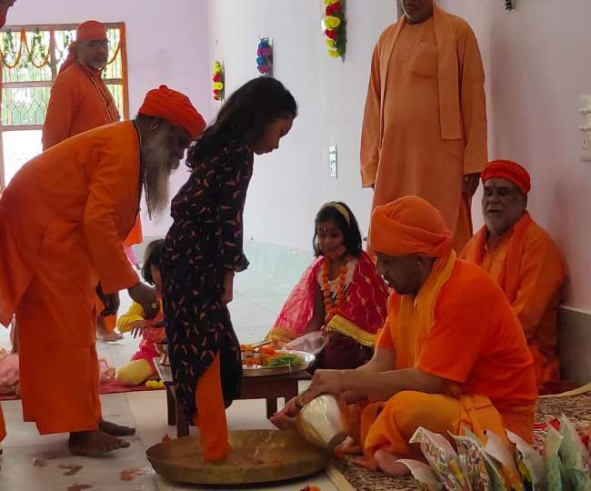 सीएम योगी आदित्यनाथ ने कन्या पूजन कर मां भगवती की आराधना की सीएम योगी आदित्यनाथ ने कन्या पूजन कर मां भगवती की आराधना की