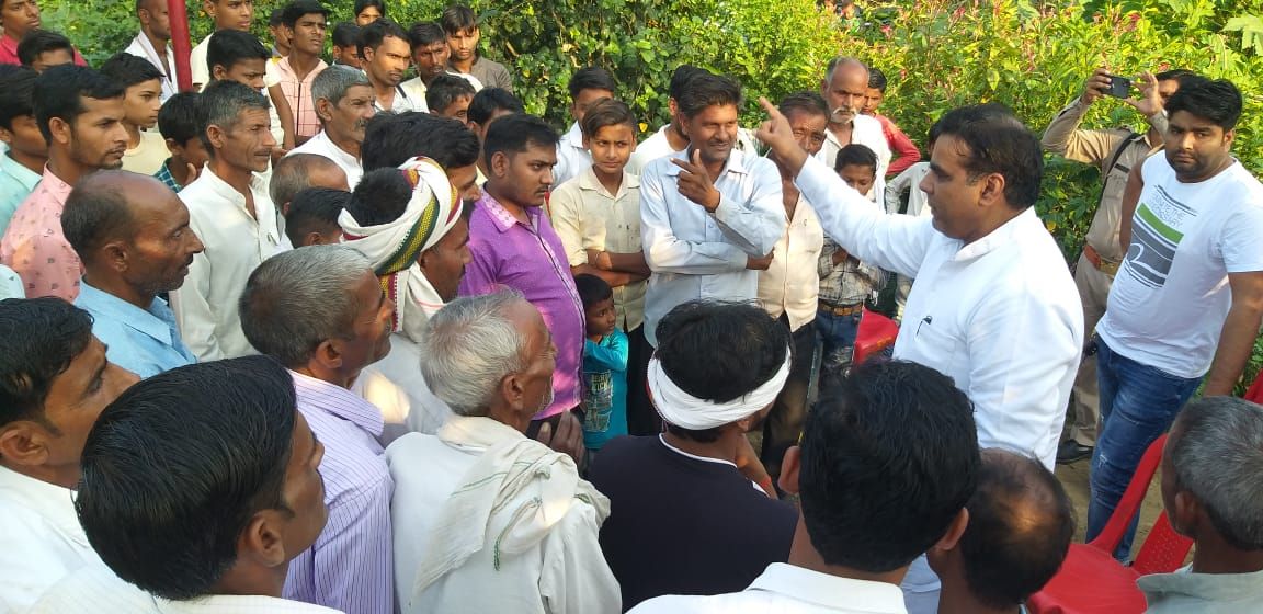 विधायक का घेराव कर ग्रामीणों ने धान क्रय केंद्र खुलवाने की रखी मांग विधायक का घेराव कर ग्रामीणों ने धान क्रय केंद्र खुलवाने की रखी मांग