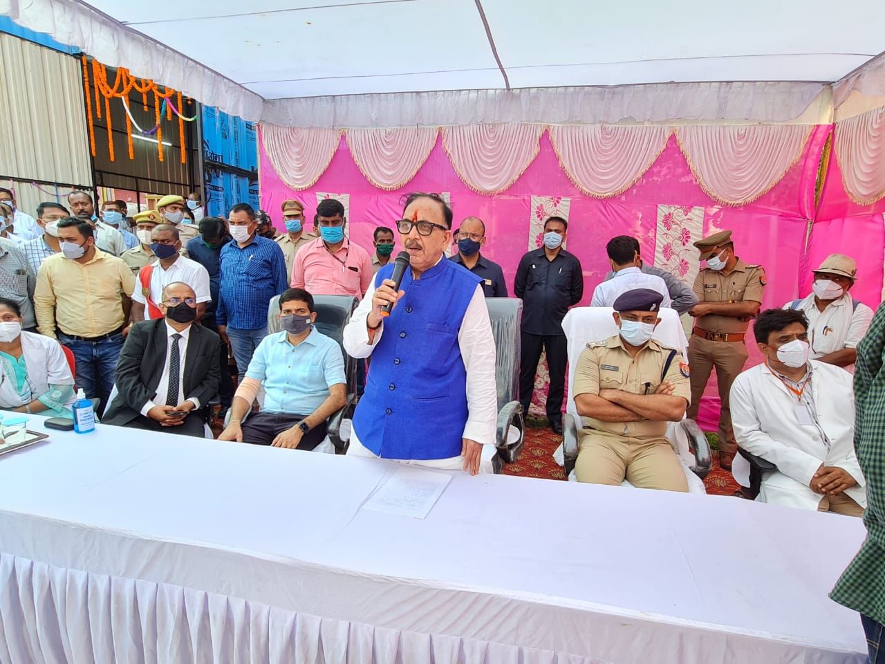 वृहद आशा सम्मेलन में स्थानीय सांसद ने आशा बहुओं को किया सम्मानित ... वृहद आशा सम्मेलन में स्थानीय सांसद ने आशा बहुओं को किया सम्मानित ...
