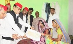 समाजवादी पार्टी मुखिया अखिलेश यादव ने किरणमय नंदा द्वारा लखीमपुर खीरी में भाजपा नेताओं द्वारा किए गए जघन्य किसान नरसंघार में मृतक हुए किसानों के लिए 5 लाख और घायलों के लिए 1 लाख का चेक दिया पत्रकार रमन कश्यप की पत्नी को भी 5 लाख रुपए की आर्थिक सहायता प्रदान की गई। समाजवादी पार्टी मुखिया अखिलेश यादव ने किरणमय नंदा द्वारा लखीमपुर खीरी में भाजपा नेताओं द्वारा किए गए जघन्य किसान नरसंघार में मृतक हुए किसानों के लिए 5 लाख और घायलों के लिए 1 लाख का चेक दिया पत्रकार रमन कश्यप की पत्नी को भी 5 लाख रुपए की आर्थिक सहायता प्रदान की गई।